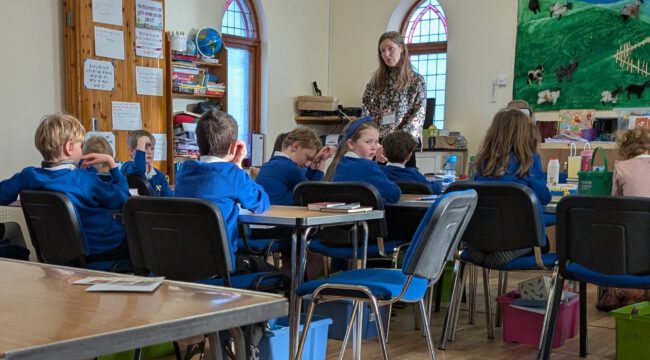 Juf Campbell geeft les in Rosskeen